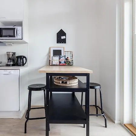 Cozy Scandinavian Near Airport Апартаменты *